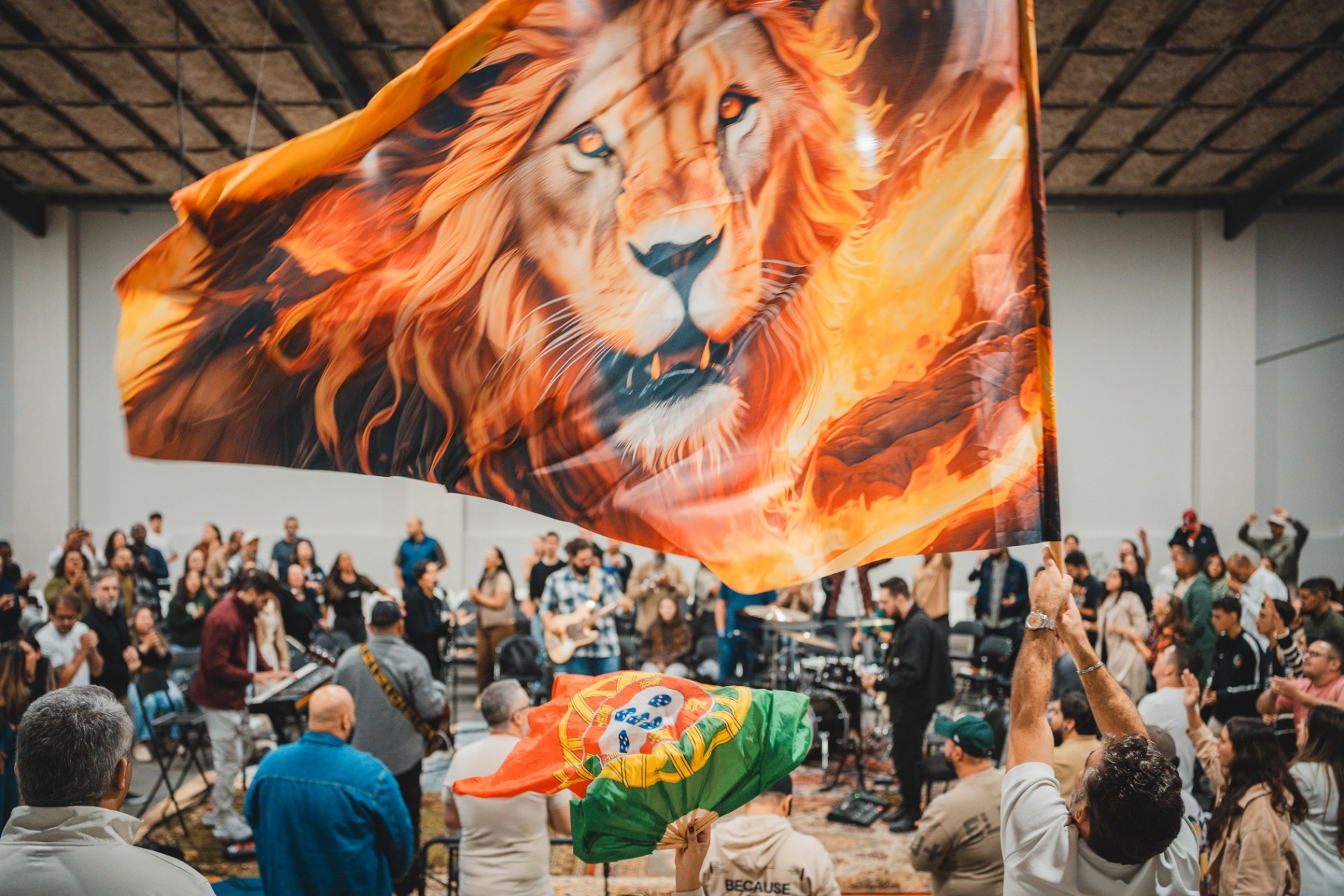 Bandeira do Leão de Judá levantada com a bandeira de Portugal em adoração